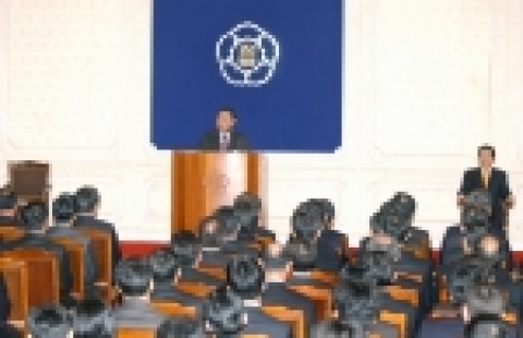 이희범 산업자원부 장관이 이임사를 하고있는 모습
