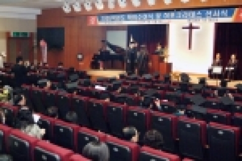 관동대학교 의과대학의 2005학년도 학위수여식 및 제6회 히포크라테스 선서식(사진)이 10일 오전 11시 명지병원 대강당 상근 홀에서 개최됐다.