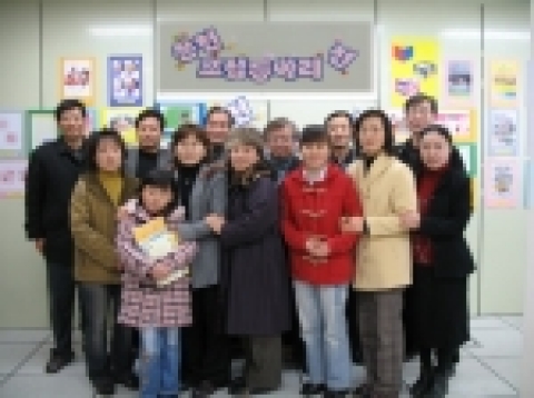 전시회장에서 회원들과 함께