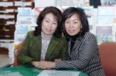 이애님(왼쪽)·안님 자매 사진