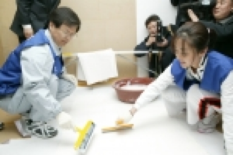 천정배 법무부장관은 ′소외계층 주거환경 개선사업′ 시행 1주년을 맞아 2006. 2. 10.(금) 대한주택공사 사장, 영화배우 송윤아 씨 등과 함께 영세민 임대아파트를 방문하여 도