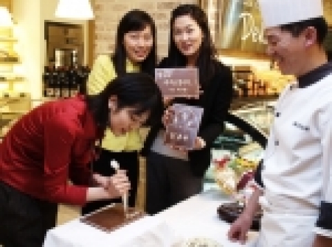 코엑스 인터컨티넨탈 호텔이 졸업장을 가지고 오면 초콜릿 졸업장을 만들어 주는 이벤트를 2월 28일까지 실시한다.