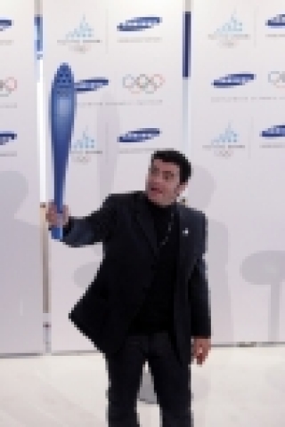 올림픽 공식 파트너인 삼성전자의 토리노올림픽 홍보대사를 맡고 있는 전설적인 스키 황제 알베르토 톰바(Alberto Tomba)가 현지시간 지난 11일 토리노 시내 솔페리노 광장(P
