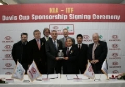 기아차는 최근 독일에서 국제테니스연맹(ITF)와 세계적 테니스대회인 데이비스컵 테니스대회의 후원 기간을 2008년까지 연장한다는 내용의 조인식에 서명하고 테니스를 통한 ‘즐겁고 활