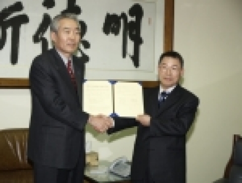 경상대학교 조무제 총장(왼쪽)과 진주지방노동사무소 이동우 소장이 취업지원 교류협약을 체결한 후 악수하고 있다.