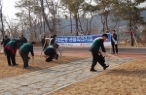 부산은행 해운대지구 및 수영지구 지역봉사대원 100여명은 이날 해운대구 APEC나루공원 일원에서 2월 17일 개점식을 앞둔 센텀파크지점의 개점홍보와 함께 환경정화활동을 펼쳤다.