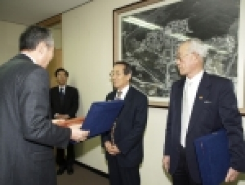 국립 경상대학교(총장 조무제)는 14일 오전 총장집무실에서 경상대학교에 고서.고문헌 등을 기증하여 준 정규섭(오른쪽).박상호(사진 가운데) 씨에게 감사패를 증정했다.