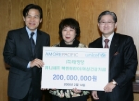 사진 왼쪽부터-안성기 친선대사, 유니세프한국위원회 박동은 사무총장, 서경배 ㈜태평양 대표이사