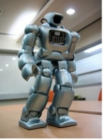 로보티즈(대표 김병수 http://www.robotis.com)는 한 시간에 500m 속도로 뛰어서 움직일 수 있고 주요 기능을 외부의 컴퓨터를 통해 네트워크로 다운받을 수 있는 
