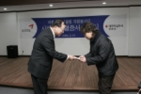 금호건설 신훈부회장이 한국백혈병 소아암협회측에 성금을 기증하고 있다.