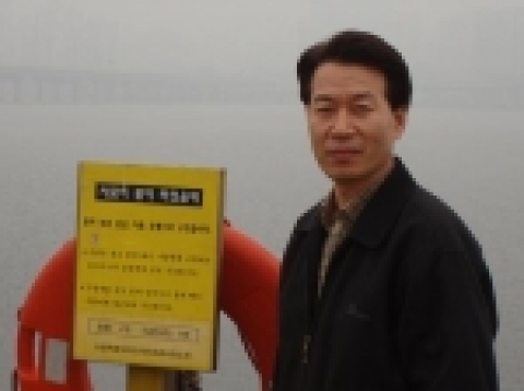 한강시민공원사업소 여의도지구에 근무하는 이경열(52세)씨가 15:50분경 63빌딩 앞 한강둔치부근을 순찰하던 중 근무복(잠바)을 이용한 신속한 구조활동을 벌여 할머니를 무사히 구출