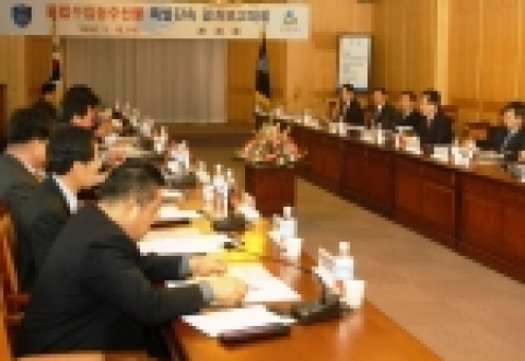 관세청은 15일 오전 서울세관 10층 대회의실에서 국무조정실, 농림부, 유관단체 등이 참석한 가운데 불법 농수산물 단속결과 보고대회를 개최하였다.(보고대회에 앞서 국민의례를 하는 