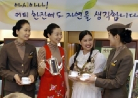 아시아나항공은 친환경 농법에 의해 재배되어 농약을 살포하지 않고 NGO단체인 열대우림연맹(RA;Rainforest Alliance)에 가입된 고품격 UCC커피를 내달 1일부터 전 
