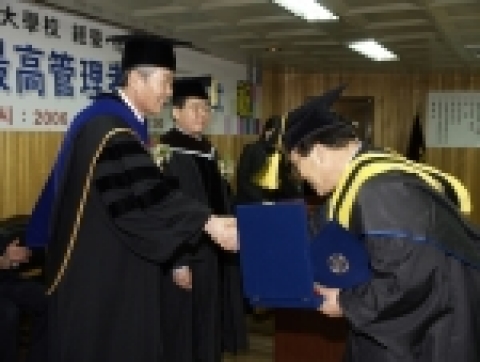 국립 경상대학교는 2월 15일 오전 11시 대학본부 5층 대회의실에서 제25기 경영행정대학원 최고관리자과정 수료식을 개최했다.