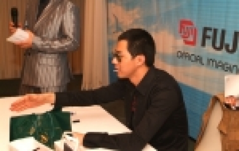 한국후지필름 파인픽스에서 진행한 조인성과 함께하는 겨울바다 이벤트가 지난 11일 부산 해운대에서 진행되었다.