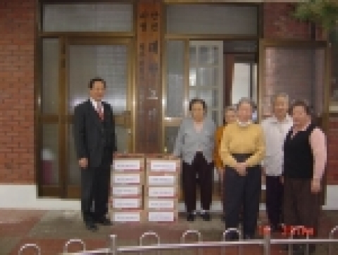 흥덕새마을금고(이사장 정덕웅)는 15일 봉명동 관내 노인정 20여 곳과 자율방범초소 등에 라면 200박스 분량을 지원했다.
