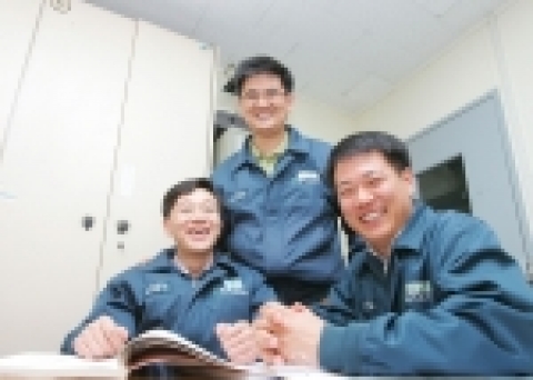 같은 부서에 근무하며 나란히 울산대 대학원을 졸업한 현대중공업 이훈곤 류홍렬 박성구 씨.(사진 왼쪽부터) 