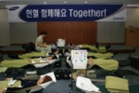삼성네트웍스의 직원들이 16일 삼성동 아셈타워에 소재한 본사 회의실에서 자원봉사 대축제 중 한 행사인 헌혈캠페인에 참여하고 있다.