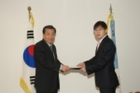 한국과학기술연구원(KIST·원장 김유승)은 2월16일(목) 오전 11시30분 KIST에서 제8회 송곡과학기술상 수상식을 거행하였다.  이날 수상에서 이규철 포항공대 신소재공학과 교