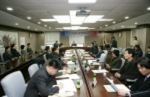 경남육상경기연맹(회장 정경득, 현 경남은행장)은 지난 16일 오전 11시 경남은행 본점 소회의실에서 정경득 회장을 비롯한 임원진과 대의원 등 40여명의 육상관계자가 참석한 가운데 