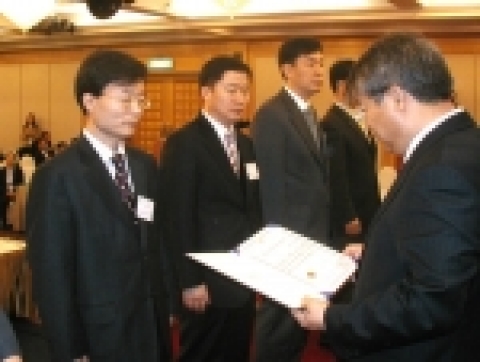 중소기업청이 16일 제주 그랜드호텔에서 개최한 산학연 2006 선포식에서  영진전문대가 산학연최우수기관으로 선정돼 중소기업청 송재빈 기술지원국장으로부터 지정서를 받는 모습