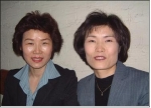 자매가 동시에 같은 대학 같은 학과에 입학하고 동시에 졸업하는 만학도 자매 - 최옥자(좌), 최순자씨(우)