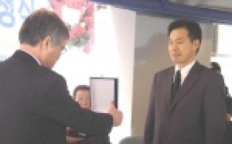 한국해비타트 서울지회 이경회 이사장으로부터 감사패를 받고 있는
명승건축의 이효추 사장(오른쪽)