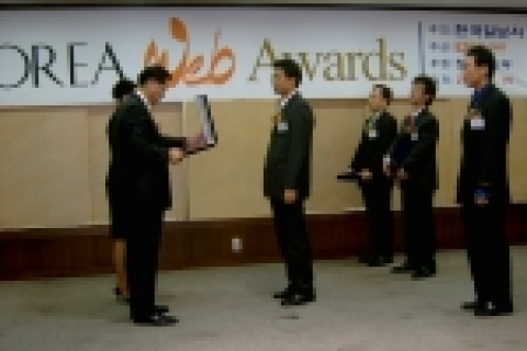 엔도어즈는 인터넷 비즈니스의 우수 기업을 시상하는 '제6회 코리아 웹 어워즈'(Korea Web Awards)에서 영예의 우수상을 수상했다고 밝혔다.