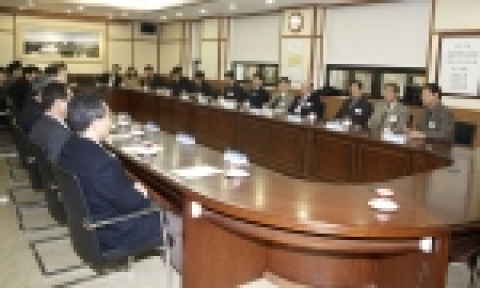 한국대학교육협의회 2주기 대학종합평가 현장 방문단이 지난해 11월 28일 경상대학교를 방문하여 현장 실사를 한 뒤 대학본부 소회의실에서 평가보고회를 갖고 있다. 
