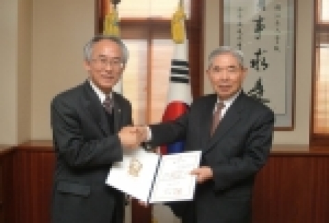 강원대학교는 2006년 2월 16일(목) 오후 2시 30분 접견실에서 대한적십자사 강원지회 김병두 회장에게 특별적십자회비를 전달하였다.