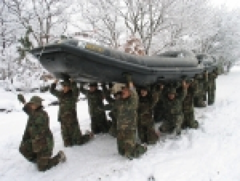 지난달 1월에 해병대캠프 극기훈련에 참가한 교육생들이 고무보트 훈련을 하고있다.