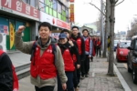 광주은행 신입직원들이 연수기간 중 지리산 천왕봉 일원을 등반하고, 이어 광주지역 26개 영업점을 도보로 방문하며 열정전파 릴레이를 실시했다.