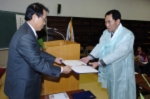 조선대학교 고전연구원은 2006학년도 고전국역과정 수료식을 2월 17일 오전 10시 본관 4층 서당에서 가졌다.