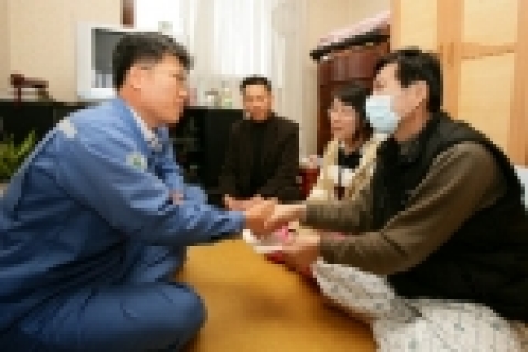 포항제철소 제선부 원료공장 직원들이 17일 간경화로 고생하는 아버지 김상배(48)씨를 위해 간이식 수술을 해 화제가 되었던 김희진 양 가족을 위해 그동안 모은 성금 500만원을 전