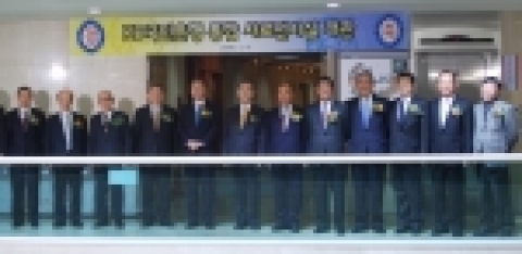 강정원 KB국민은행장이 역대 은행장들과 함께 통합 사료전시실 개관식 테이프 커팅을 마치고 기념촬영을 하고 있다
