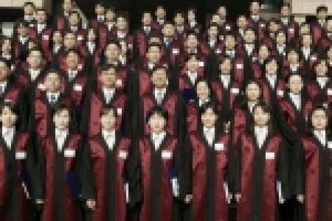 2006. 2. 20 신임검사 98명(여성검사 45명)은 정부과천청사 지하대강당에서 법무부 장관으로부터 임명장을 전수받았다.