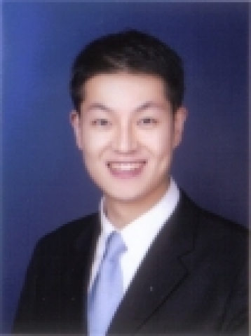 인하대 학위수여식에서 석사학위를 받는 최정규(31)씨