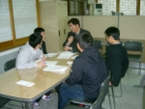 보호관찰관이 학업중단 청소년에 대해 학업복귀에 관한 절차와 방법에 대해 설명하고 있다