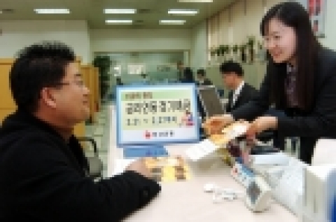 부산은행은 금리연동 정기예금 6차상품을 150억원 한도로 2월 21일부터 27일까지 한시적으로 판매한다고 밝혔다.