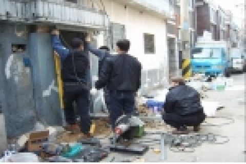 성남시 수정구 산성동 자율방범대 후원으로 집 주변을 수리해주고 있다.