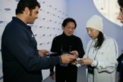 삼성의 와이브로 시연등 동영상과 통신, 인터넷의 디지털컨버전스 변화의 현장인 토리노 동계올림픽 현장을 방문한 쿠다라기 켄 소니컴퓨터엔터테인먼트(SCE) 사장(가운데)이 삼성 올림픽