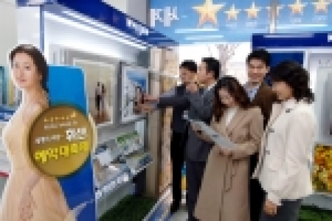 사진은 에어컨 예약판매를 일주일 남긴 21일 서울 대방동의 LG전자 하이프라자 대방점에 들른 예비 신혼부부가 에어컨 구입에 대해 상담하고 있는 장면. 