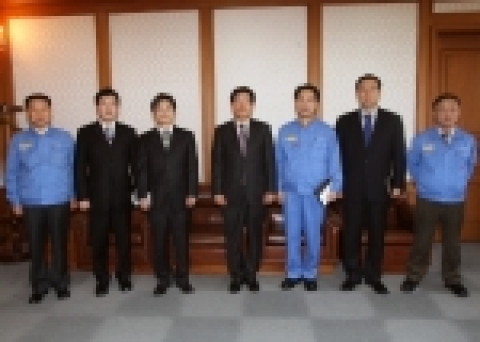 좌로부터 위영복 지식자산실장, 홍보팀 백승종 대리, 광양제철소 전기제어설비부 신용수 총괄직, 허남석 전무, 포항제철소 품질기술부 이경수 대리, 재무실 선주현 총괄직, 하상욱 상무 