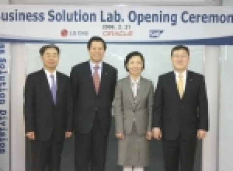 LG CNS, 한국오라클, SAP 코리아 3사는 21일 오후 LG마포빌딩에서 ‘비즈니스 솔루션 센터’를 오픈했다.  사진 왼쪽부터 한국오라클 표삼수 사장, LG CNS 신재철 사장,  LG CNS 비즈니스솔루션부문장 설금희 상무, SAP 코리아 한의녕 사장