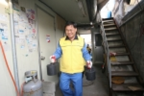 포항제철소 제선부 직원들이 21일 십시일반 모은 나눔의 성금으로 자매마을인 해도2동에 사랑의 연탄 800장을 배달하였다. 
