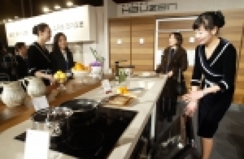 삼성동 그랜드 인터콘티넨탈 호텔에서 열린 '2006 삼성전자 시스템 하우젠 시사회'에 참석한 건설사및 인테리어 관련업체 직원들이 삼성전자가 새롭게 선보인 빌트인 