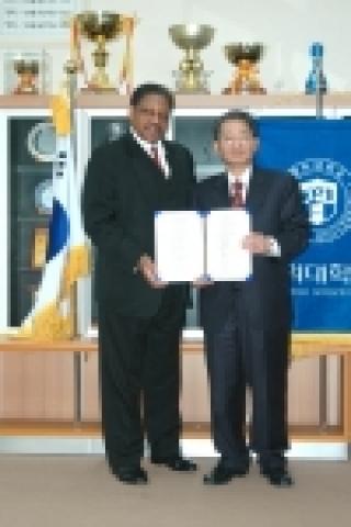 김인도(金寅燾) 동의대 총장은 2월 22일 11시30분 총장실에서 던 큐 워싱턴(Don Q. Washington) 주한 미국대사관 공보참사관(Minister-Counselor fo