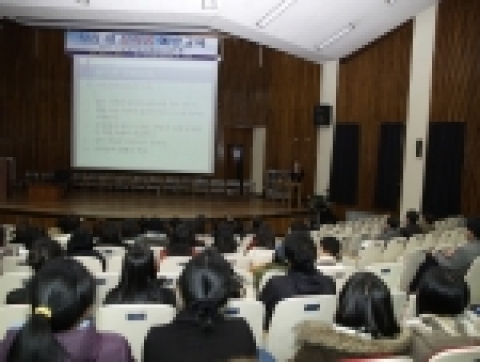 국립 경상대학교는 22일 오후 2시 교내 국제어학원 종합강의실에서 교수·연구원·조교·시간강사 등 교원 200여명이 참석한 가운데 직장내 성희롱 예방교육을 실시했다.
