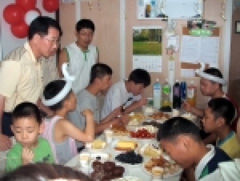 충장로지점 직원들이 백선바오로집을 방문하여 봉사활동하고 있는 모습