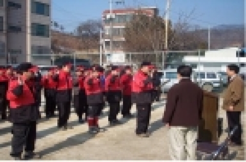 산불진화대 발대식 결의문 낭독하는 모습